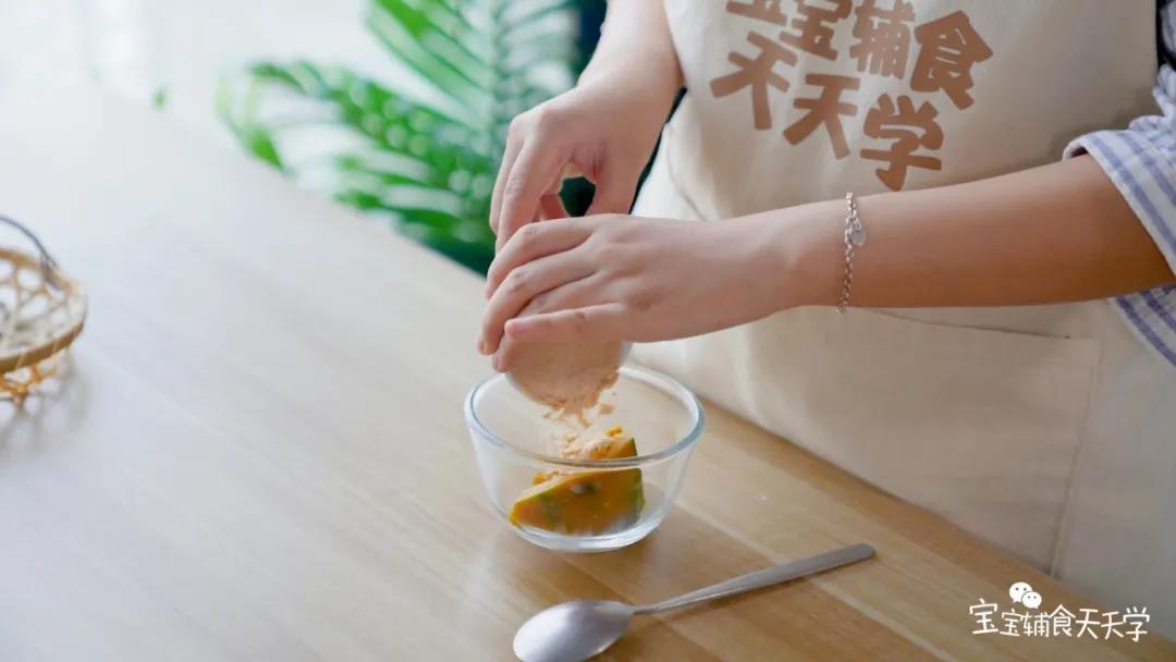 蒸好的贝贝南瓜压成泥，加入山药粉，搅拌均匀