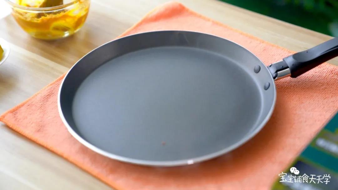 再一次下饼糊时，先把平底锅放到湿巾上冷却