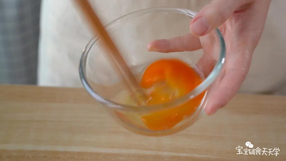 打散鸡蛋，把蛋液倒入汤中迅速搅拌成蛋花