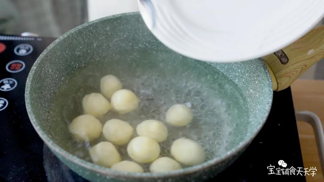 把土豆球放入沸水中，煮至浮起后捞出，过过凉水