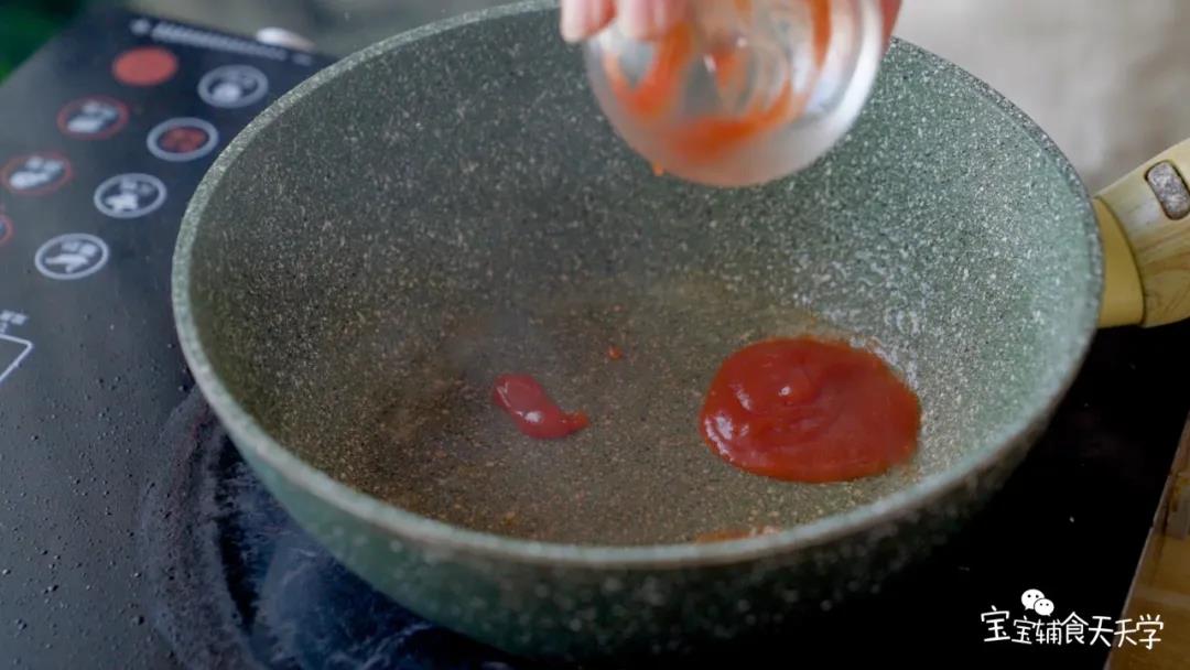 锅中刷油，倒入番茄酱和酱油，适量清水，小火翻炒均匀