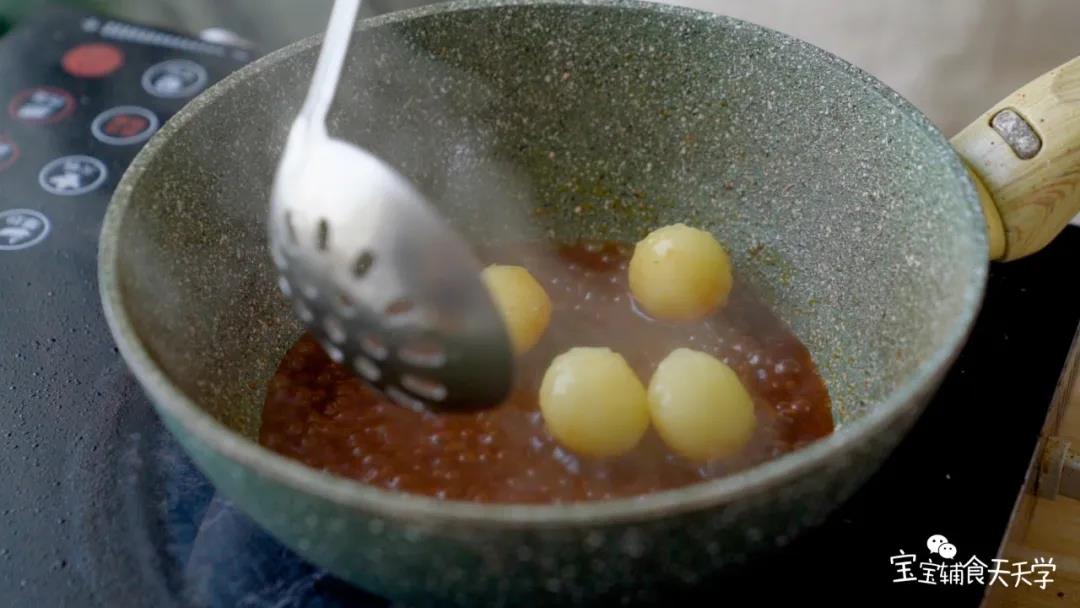 倒入土豆球，翻炒均匀，至土豆球裹满酱汁即可