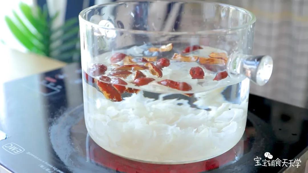 冷水下锅，加入红枣与银耳，中大火煮开