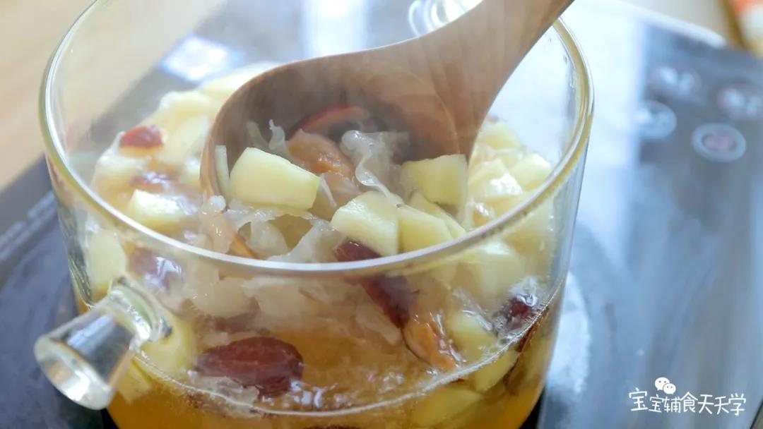 中小火，煮至冰糖融化，所有材料都软熟就好啦