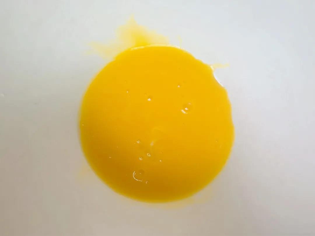 鸡蛋洗净分离出蛋黄打散。