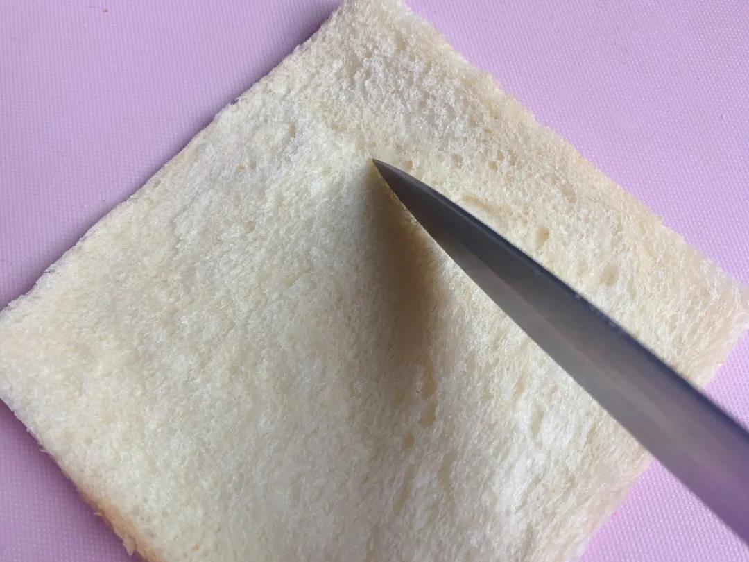 在吐司一侧划三刀。