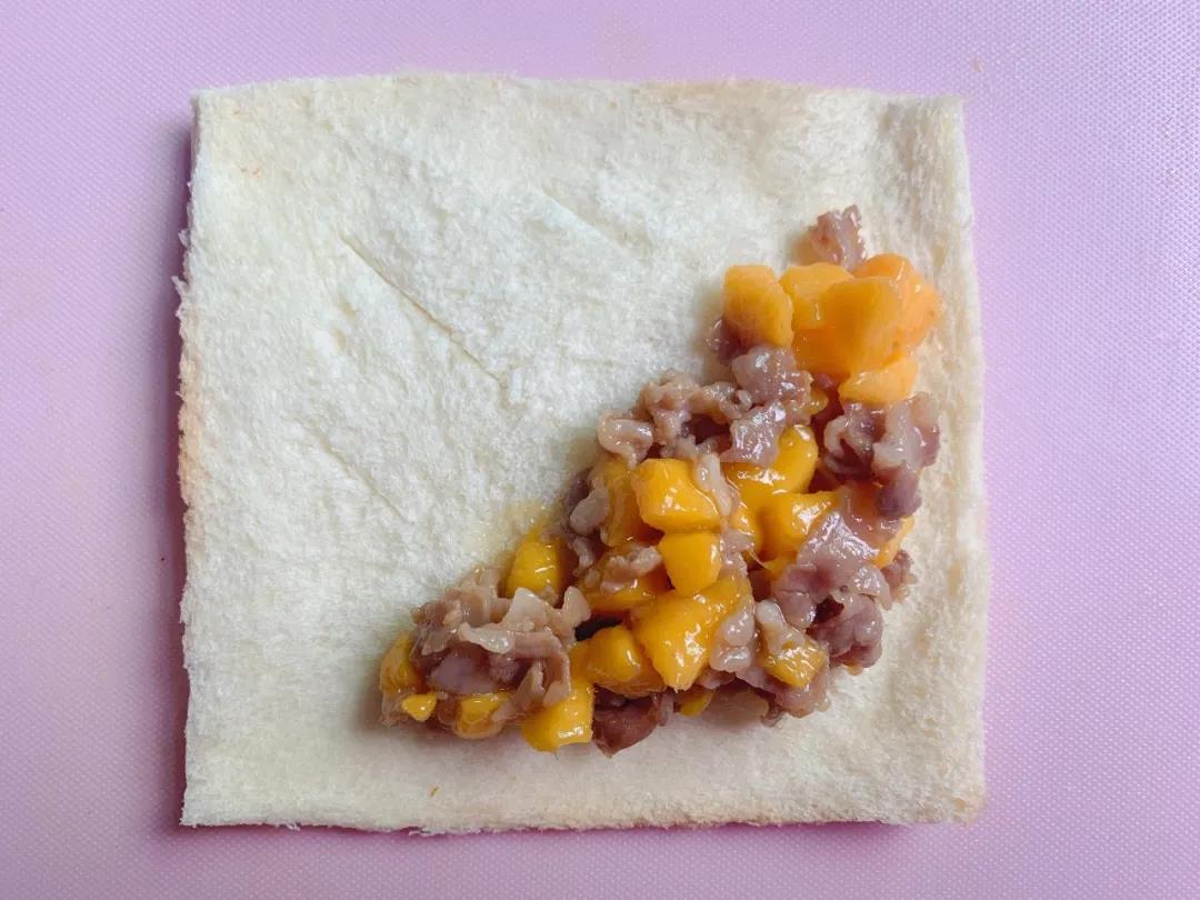 在另一侧均匀铺上芒果肥牛馅。