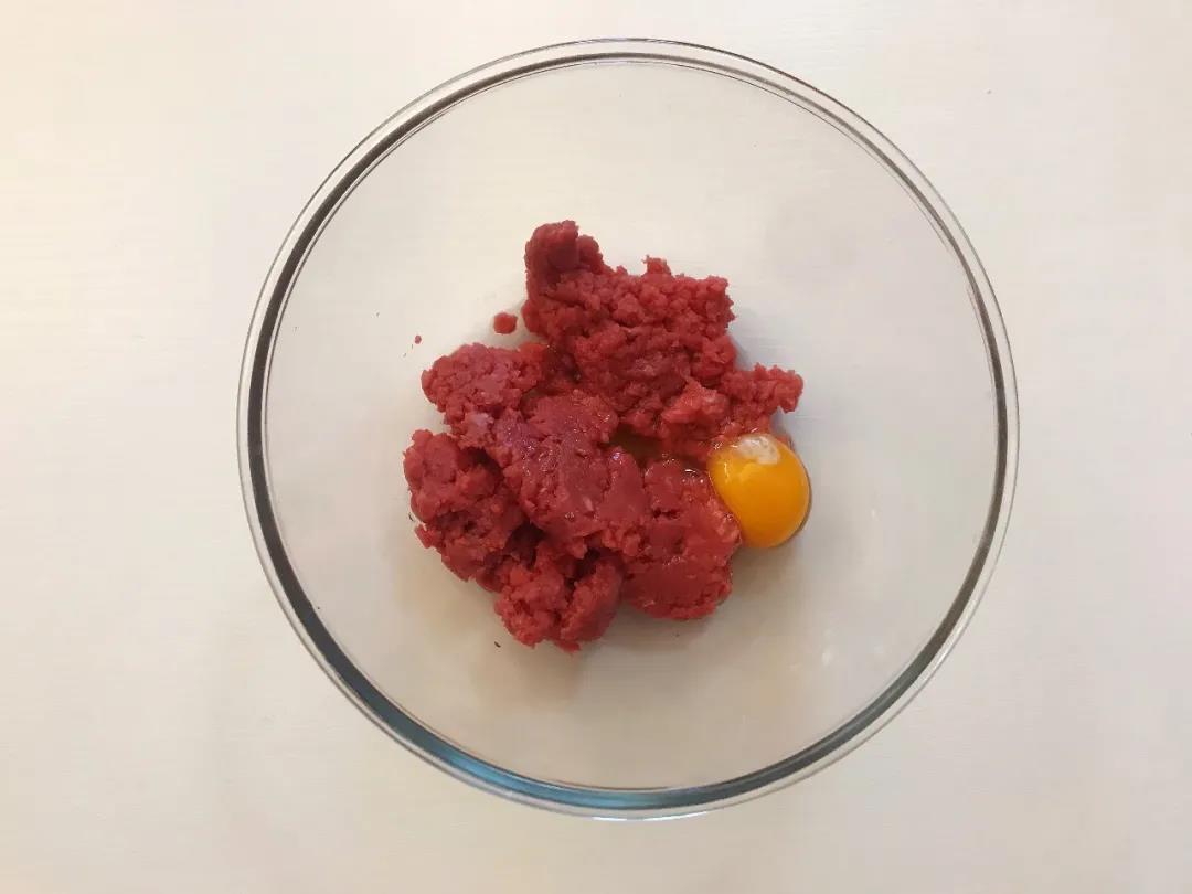 牛肉泥中加入油和鸡蛋