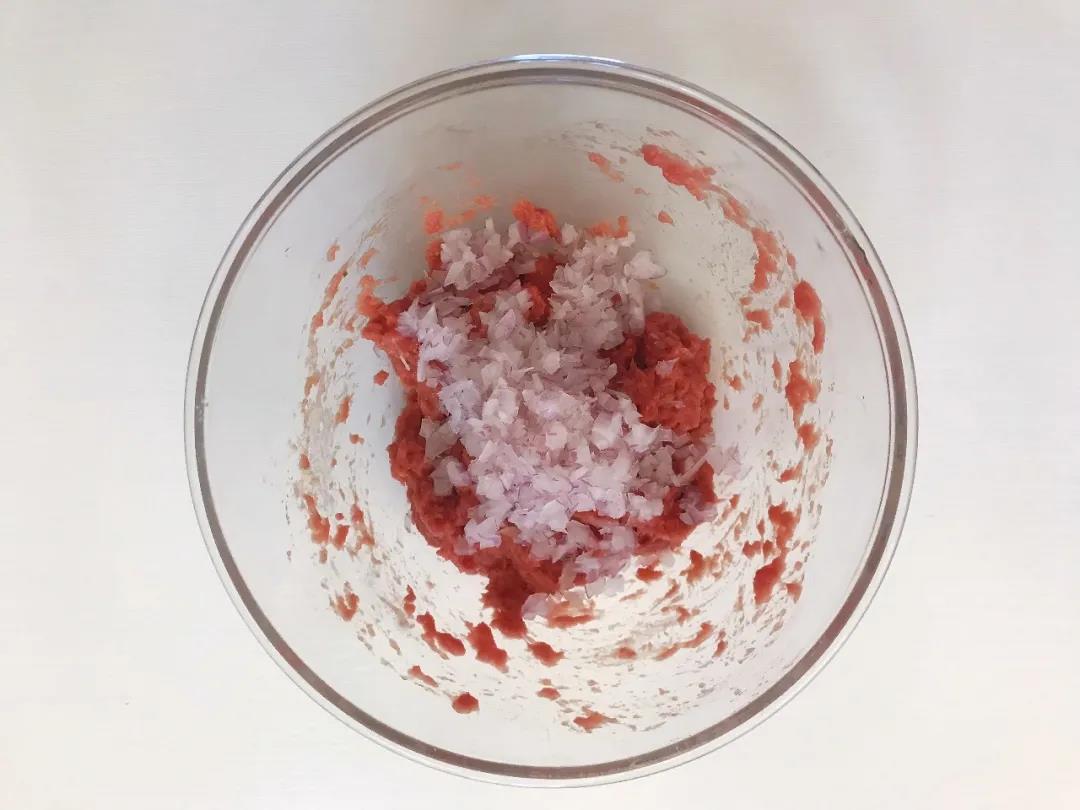 搅拌均匀后加入切碎的洋葱，再搅拌均匀。