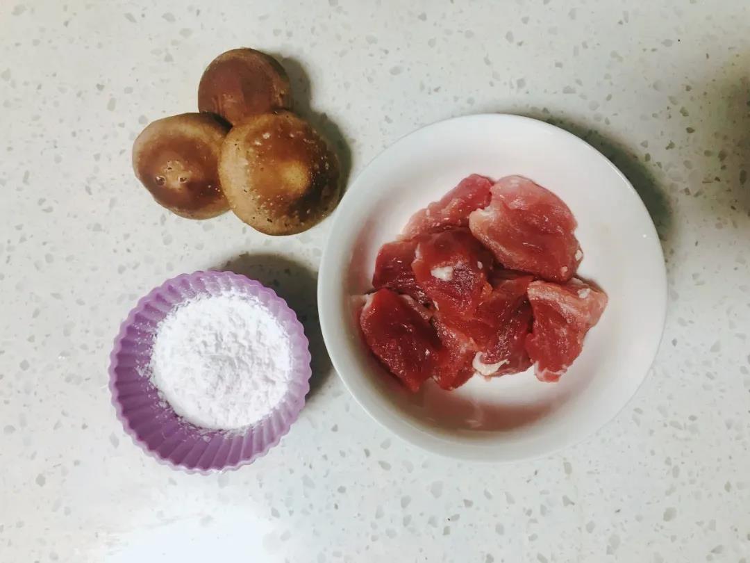 第1步：所有食材洗净，牛肉去筋膜，淀粉加少量水调成水淀粉备用