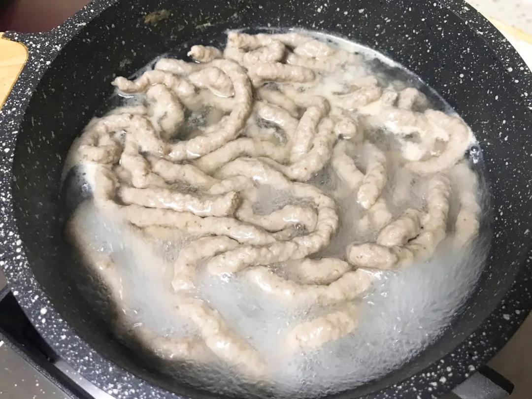 第5步：煮至所有肉肉面条都漂浮起来，转大火再煮1分钟。