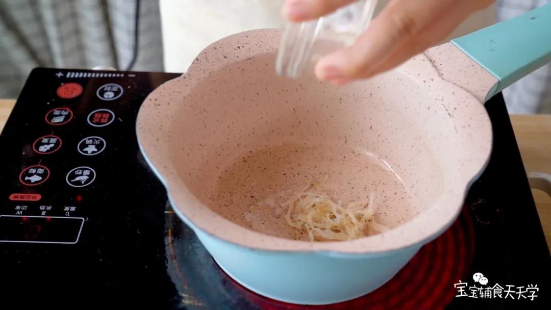 第6步：热锅倒油，倒入银鱼翻炒出香味