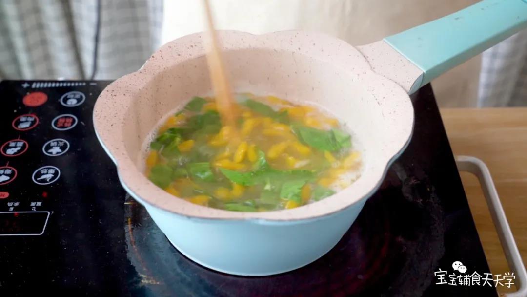 第9步：面疙瘩煮至浮起后，加入青菜碎，均匀搅拌