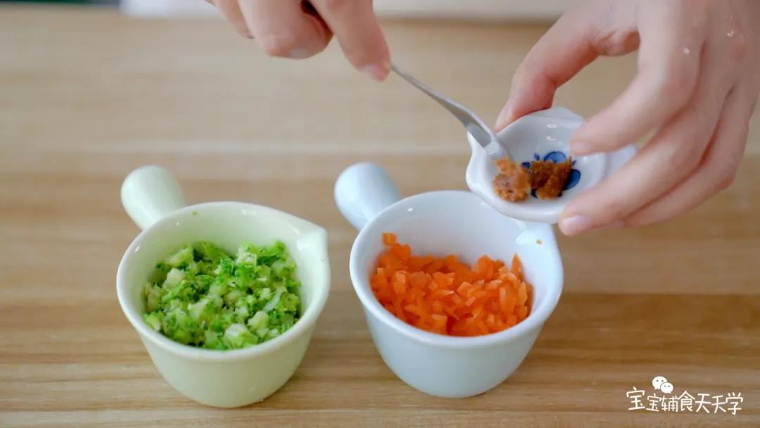 西兰花碎和胡萝卜碎加入松茸粉，搅拌均匀