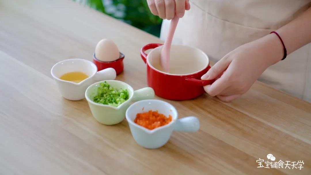 碗中刷油后，打入一个鸡蛋