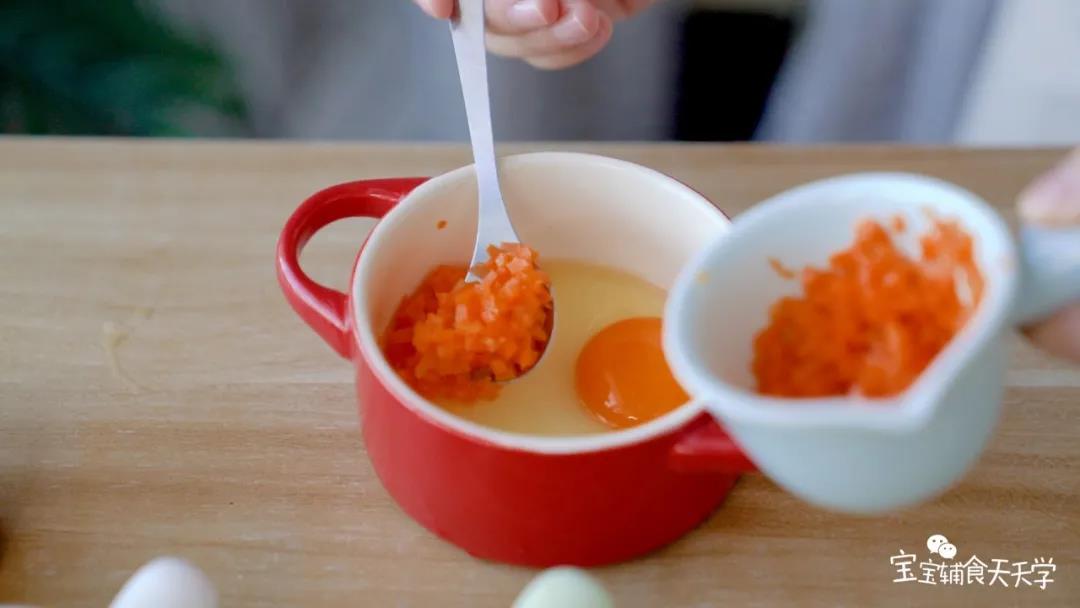 蔬菜碎分别铺在鸡蛋两边，不要覆盖蛋黄