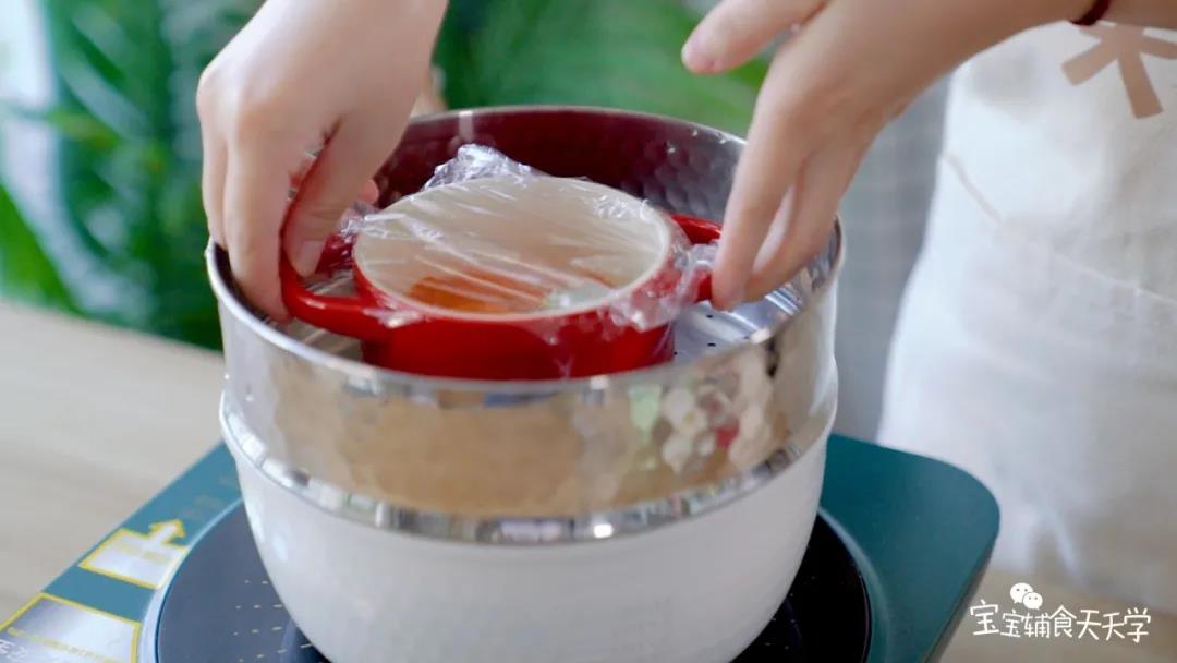 盖上保鲜膜，上锅蒸10分钟左右即可