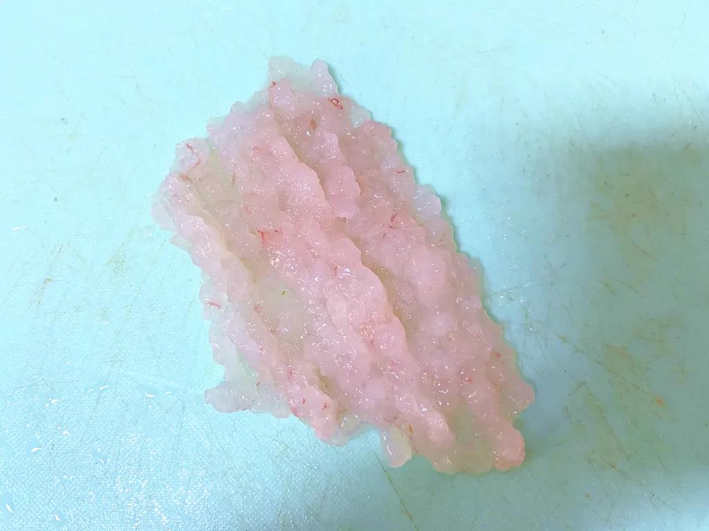 虾仁洗净去虾线剁碎。