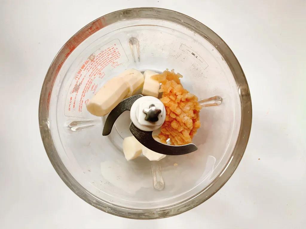 山药洗净去皮切小块，鸡肉洗净切碎。