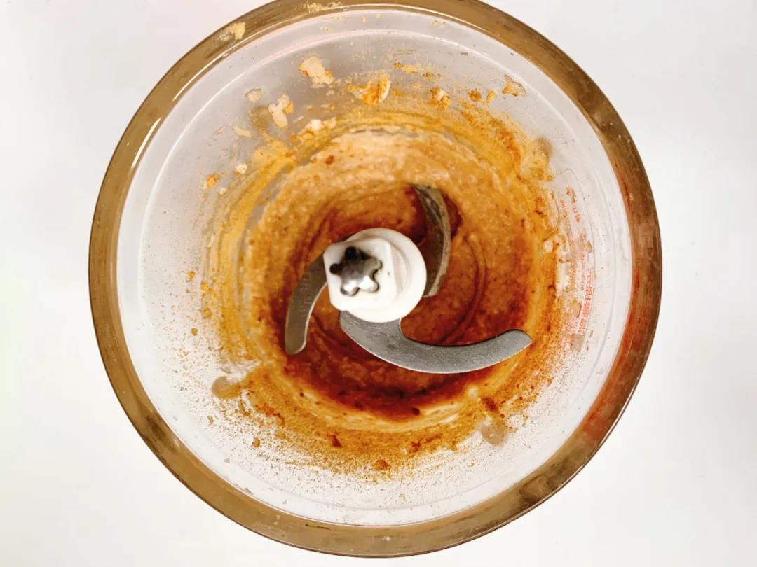 所有食材放入料理机搅打成稠糊状。