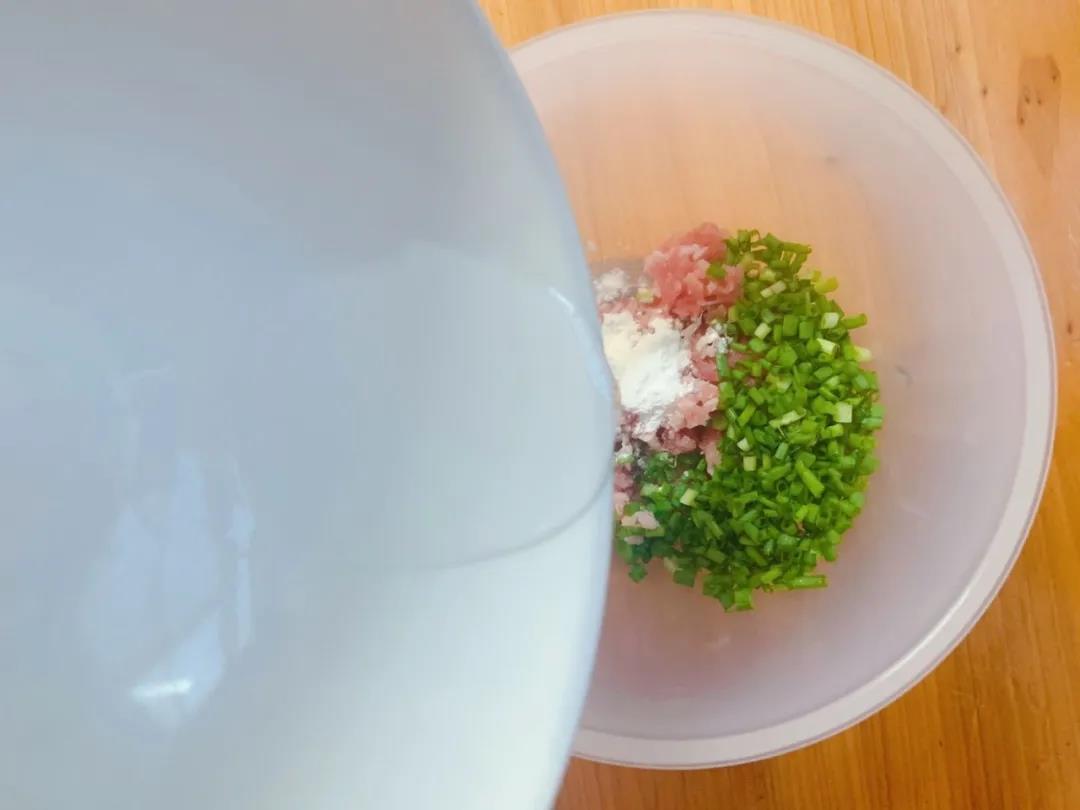 第4步：用筷子边搅拌边加入少量水。