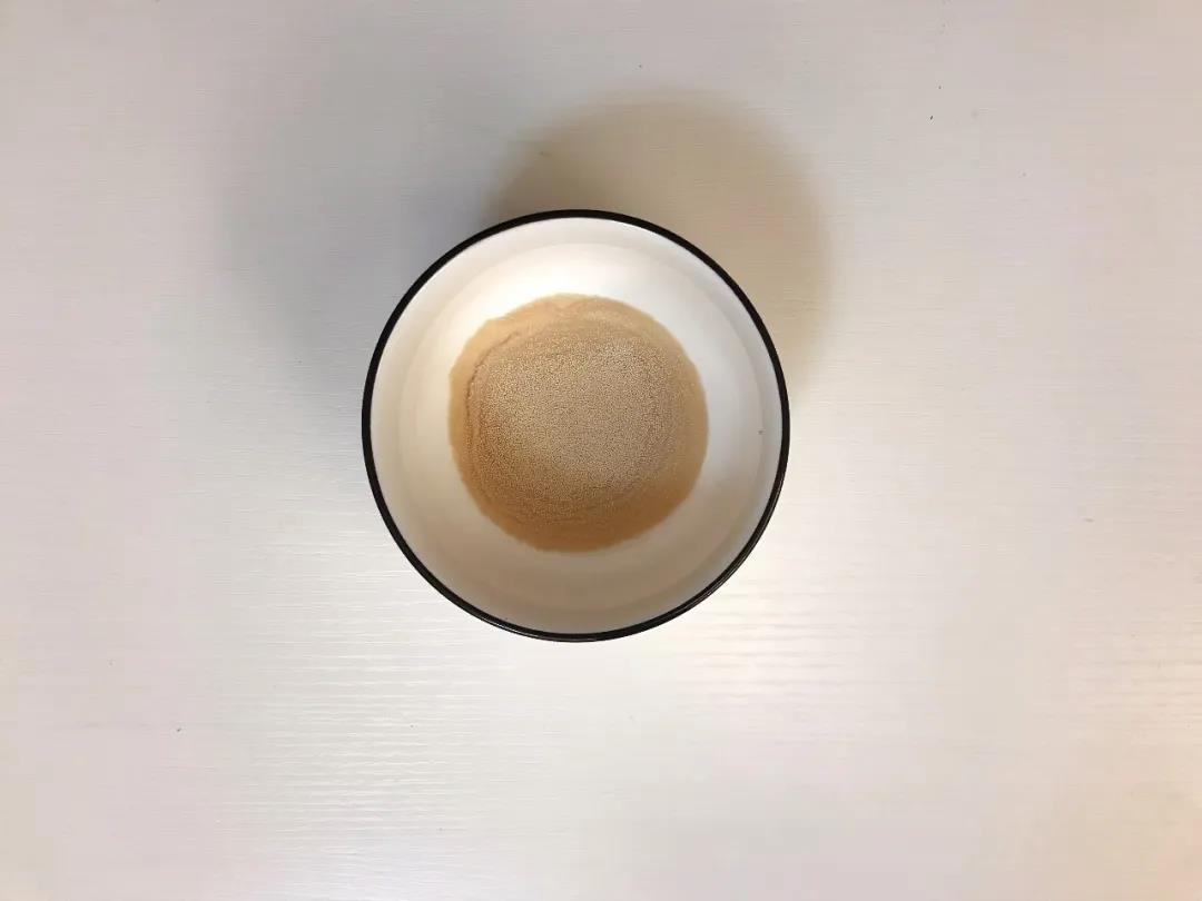酵母用少量温水化开。