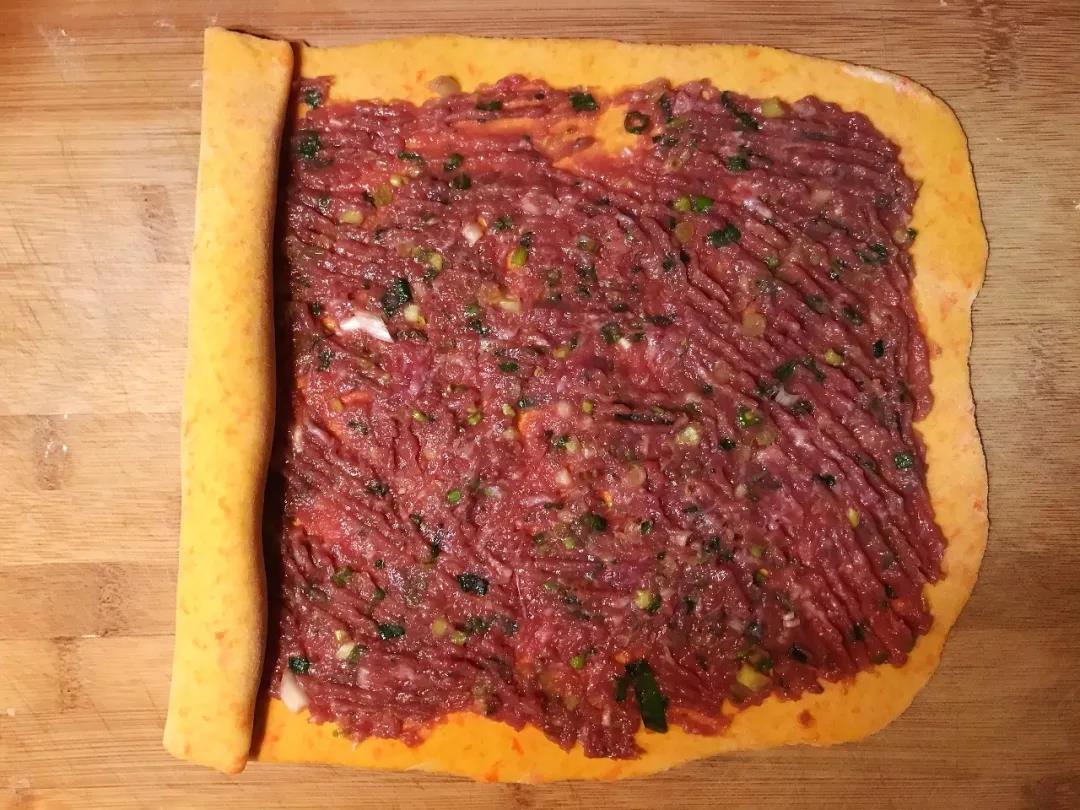 均匀抹上牛肉泥后，从一端卷起。