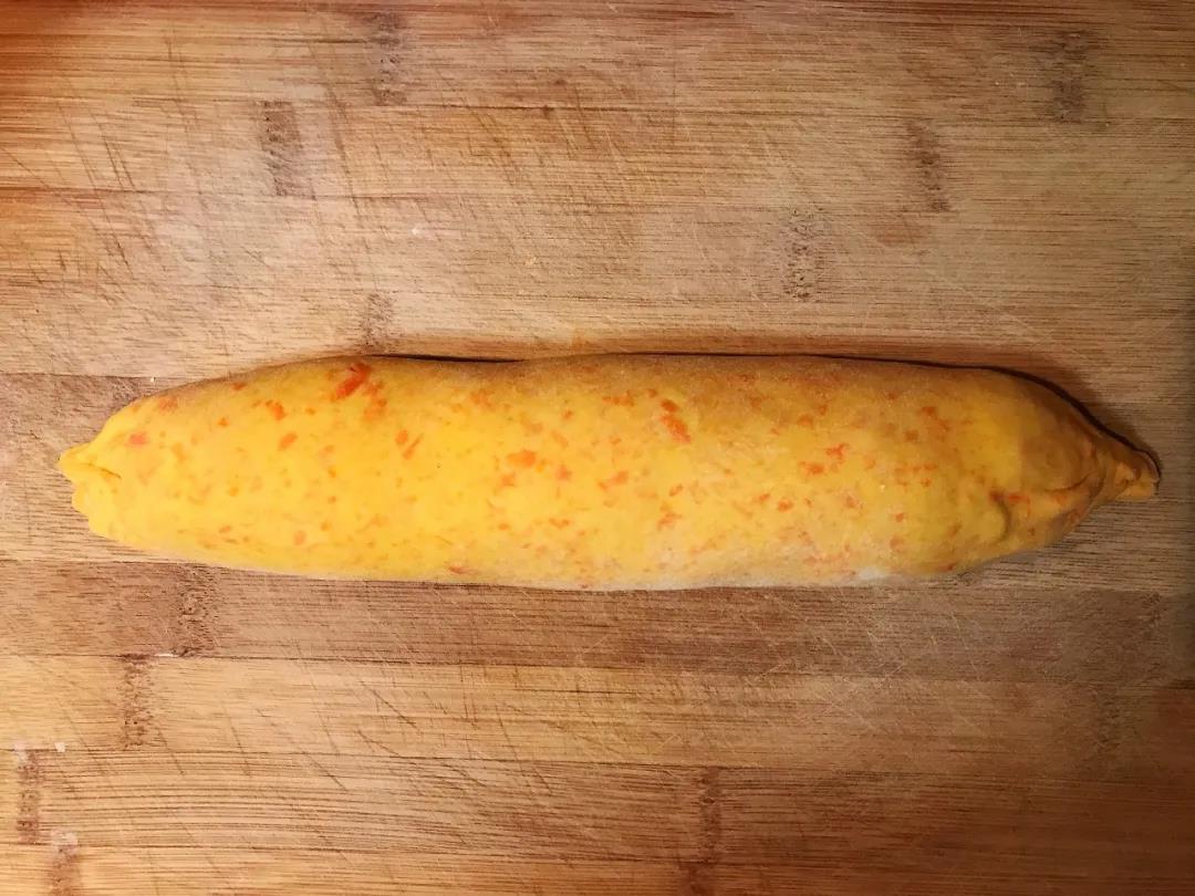 卷好后，捏紧两端。