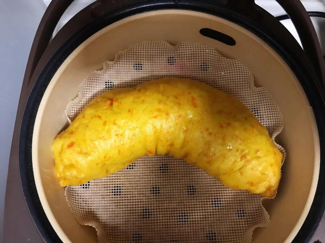 随冷水放入蒸锅，水开后蒸20分钟左右，关火焖5分钟。