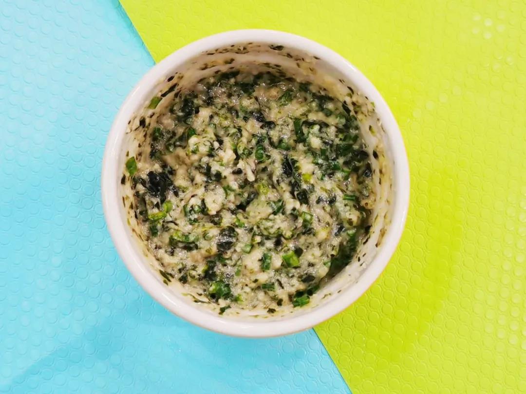 小葱放入面糊并搅拌均匀，入油锅小火煎至两面熟。