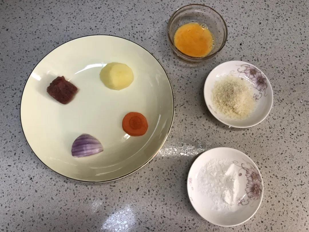 牛肉洗净，土豆、胡萝卜、洋葱洗净去皮。