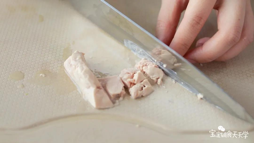 把鹅肝切碎，切成小块