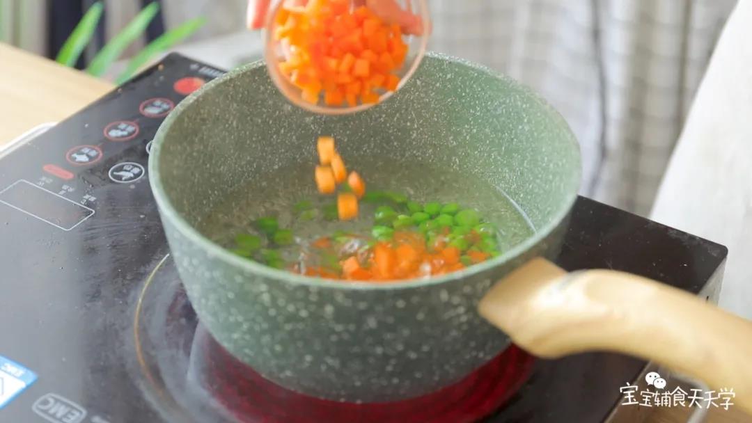 把胡萝卜、青豆加入开水中煮熟煮软