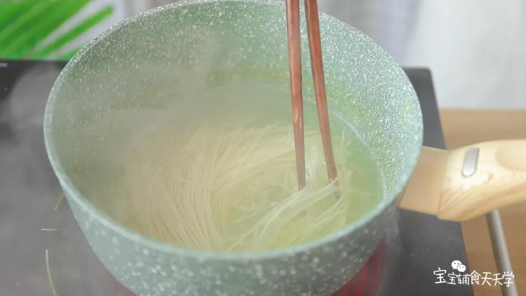 接着烫熟宝宝辅食面，保持水沸煮2-3分钟后把火力减弱至口感适度即可