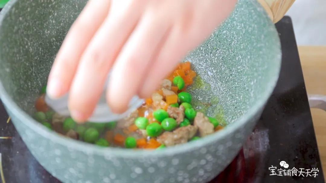 加入少量的清水，焖些汁