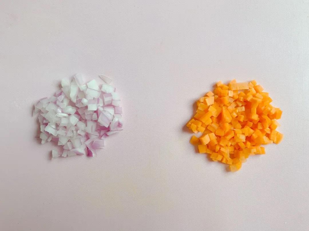 胡萝卜、洋葱洗净去皮切碎。