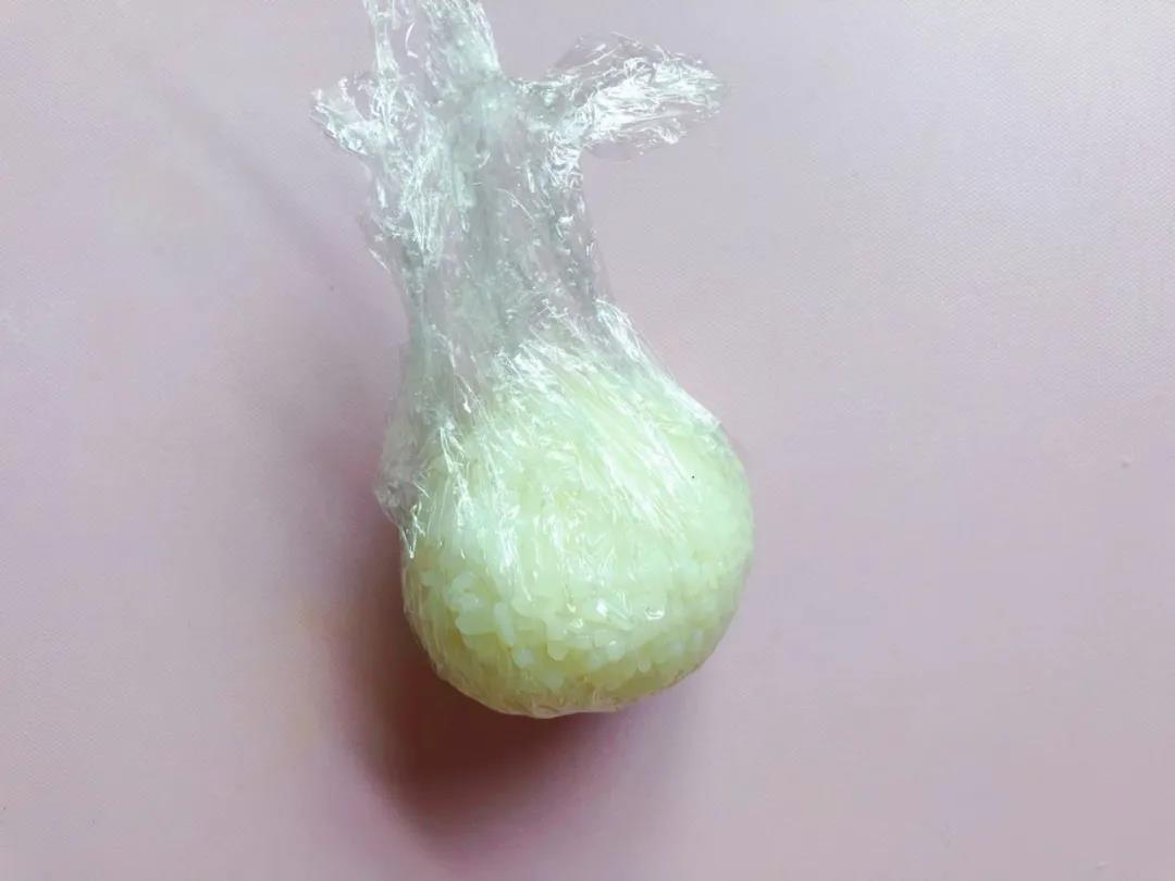 熟米饭用保鲜膜包裹紧。