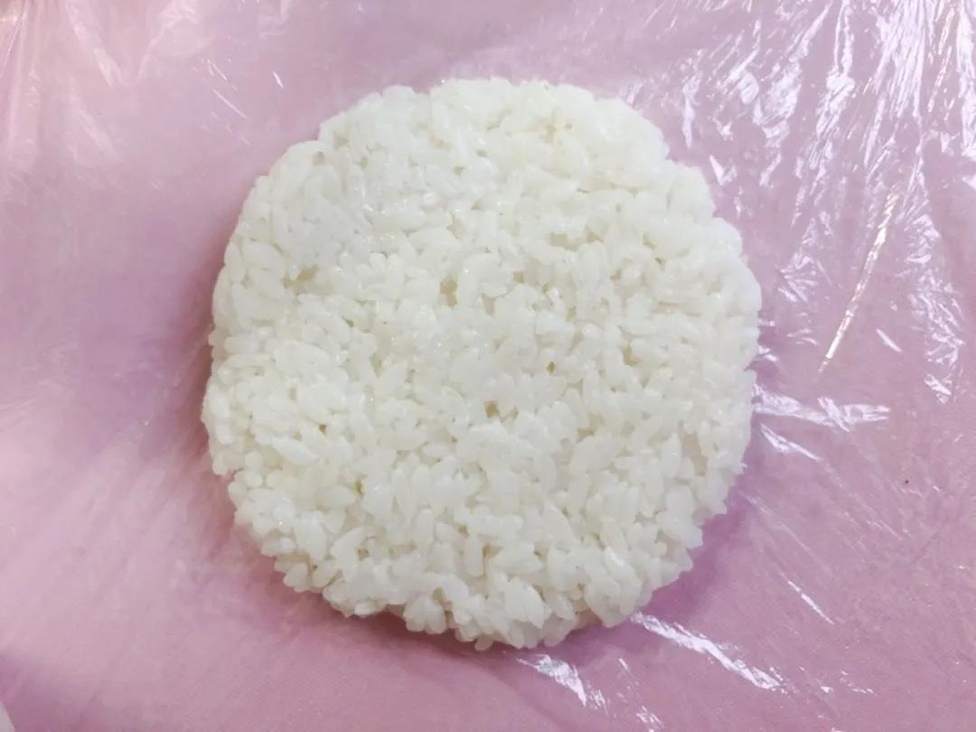 按压成厚度1厘米左右的圆饼。