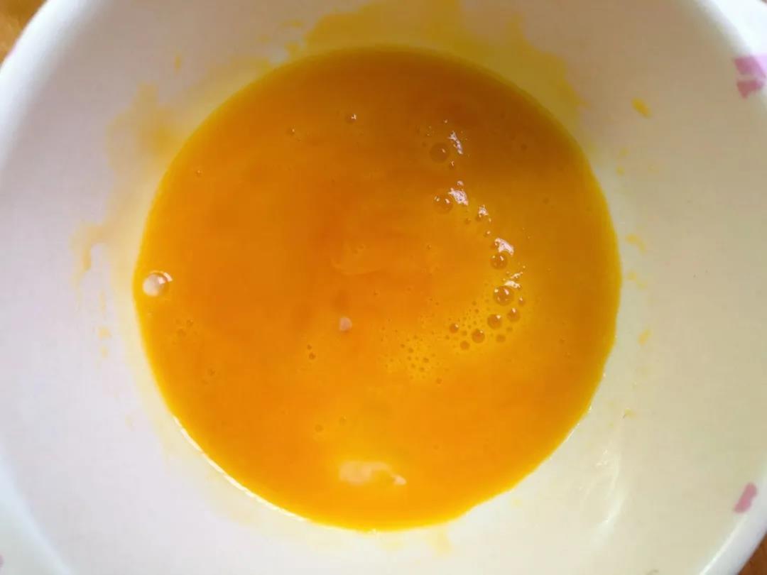 鸡蛋洗净取蛋黄。