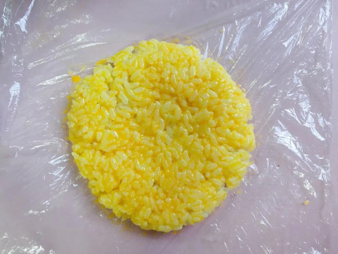 在米饭饼两面均匀刷上蛋黄液。