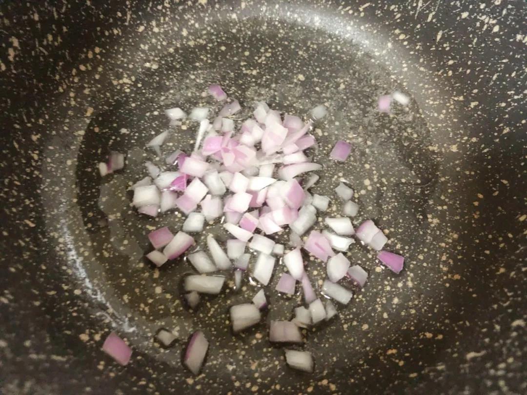 洋葱入油锅，翻炒出香味。