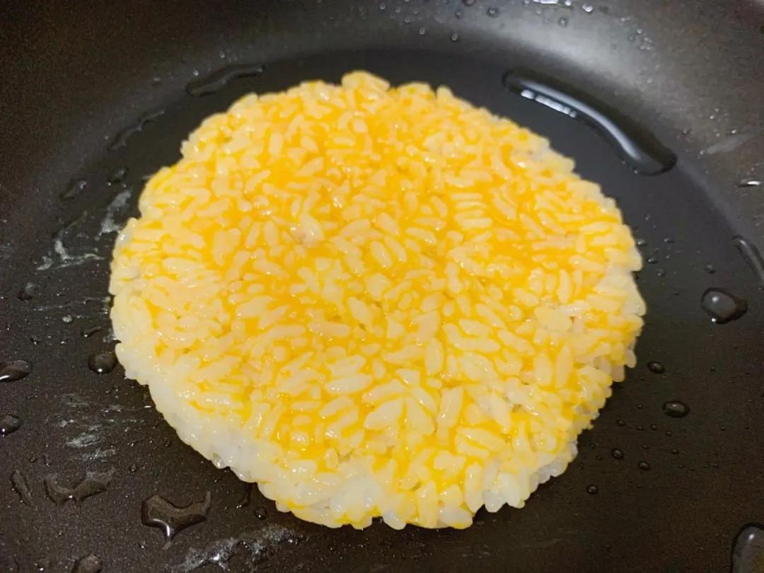 米饭饼放入油锅。