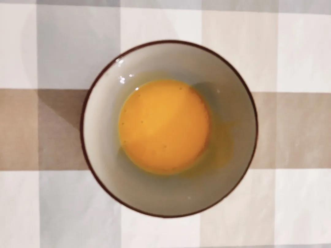 鸡蛋洗净，分离出蛋黄，打散备用。