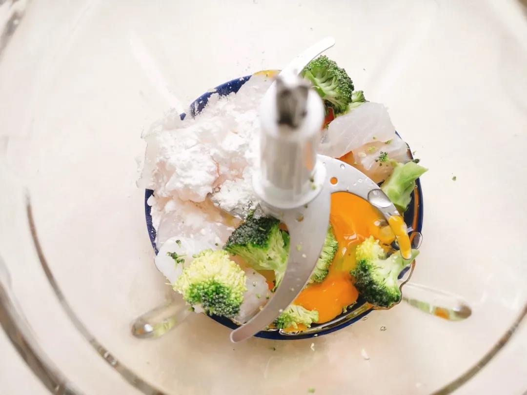 龙利鱼、西兰花洗净切块，和鸡蛋、淀粉放入料理机，一起打泥。