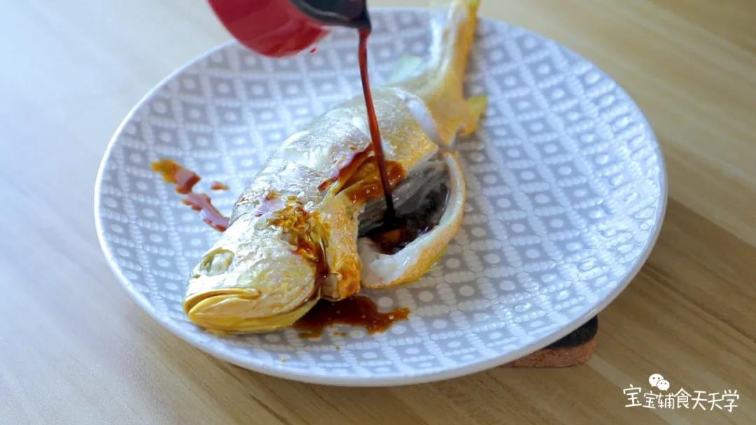 淋上宝宝酱油，再铺上放上葱丝