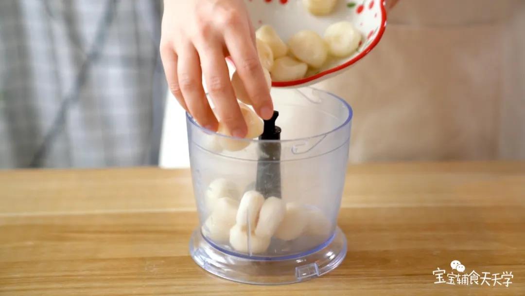 把马蹄放入搅拌机，搅拌成小颗粒