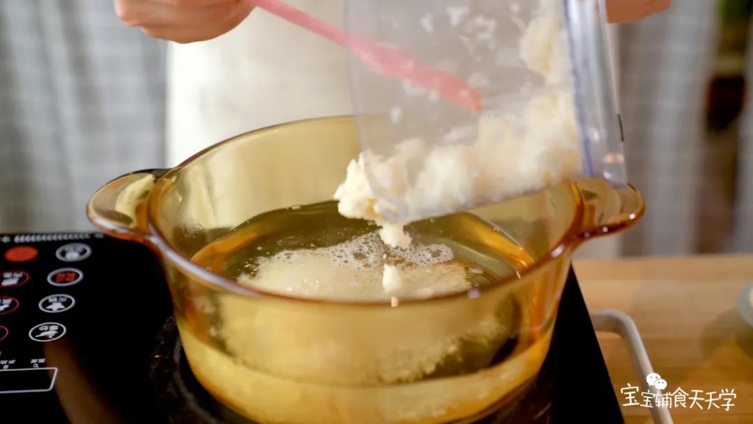 烧开一锅水，加入马蹄碎