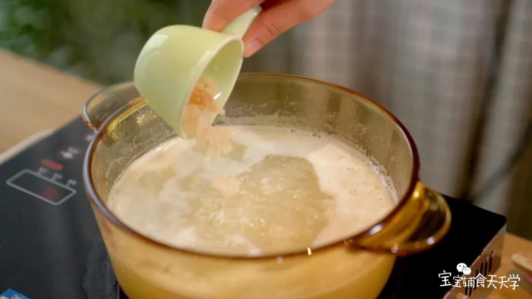 加入冰糖，煮至融化