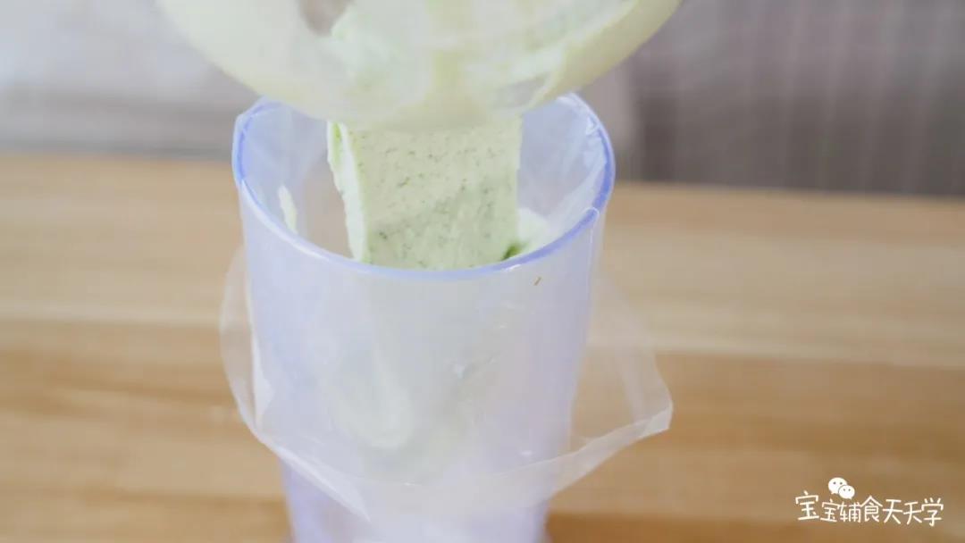 装入裱花袋，裱花袋剪小口