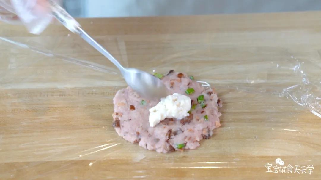 中间放入豆腐碎